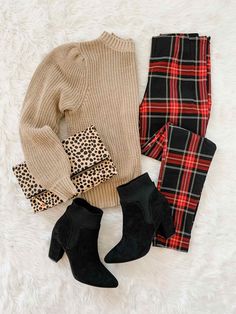 Christmas Plaid Outfit, Plaid Clothes, December Outfits, School Daze, Plaid Outfits, Mode Casual, Christmas Outfits, Holiday Style, Plaid Pants