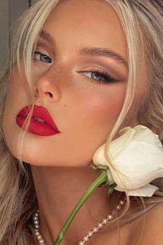 Makeup Bibir, Red Lipstick Makeup Looks, Red Lips Makeup Look, Romantic Makeup, Classy Makeup, Red Lipstick Makeup, Prom Eye Makeup