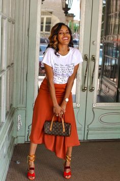 10 Beach Outfit Ideas - with liana blog Midi Skirt Tee Outfit, Satin Midi Skirt Outfits, Midi Skirt Outfits, Midi Rock Outfit, Barcelona Outfits, Church Girl, Midi Outfits, Teacher Attire, Brunch Outfits