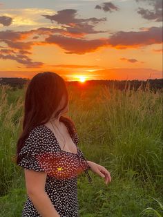 Sunset picture ideas and inspirstion. Instagram picutre ideas. Sunset Pics Aesthetic, Sunset Pics Instagram, Sunset Pictures Instagram, Sunset Pictures Aesthetic, Golden Hour Pics, Sunset Photoshoot Ideas, Instagram Pic Ideas, Aesthetic Sunset Pictures, Photoshoot Sunset