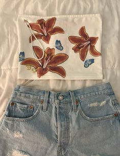 top is the tiger lily tube top from edikted!! #edikted #tubetopoutfits #jeanshort #fitinspiration #fitinspo #summerfits Tiger Lily Top Edikted, Floral Prints Outfit, Tiger Lily Tube Top, Tigerlily Tube Top, Summer Outfits Tube Tops, Summer Tube Top Outfit, Summer Tube Tops, Tube Top Summer Outfits, Cute Tube Top Outfits