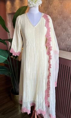 Latest Kurti Designs Pattern, Pakistani Design, Kurta Pattern, Cotton Suit Designs, White Anarkali, Suite Design, Hair Styels, Clothing Pattern Design, Dress Styling