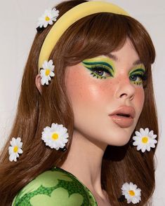 70s Eye Makeup: 27 Groovy Ideas to Rock Retro Glam 70s Eye Makeup, The 70s Aesthetic, Glam Rock Makeup, Disco Parties, Peachy Eyeshadow, Dramatic Eyeliner