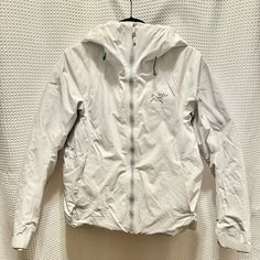 Great Condition Used Theriss Down Jacket Women's Warm, Dry Gore-Tex Ski And Snowboard Jacket With Down Insulation And Resort Style. Snowboard Jacket, Snow Jacket, Resort Style, Ski And Snowboard, Gore Tex, Down Jacket, Insulation, Skiing, Color White