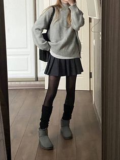 Midi Grey Skirt Outfit, Winter Short Skirts Outfits, Short Skirt Outfits Winter, Skirt Outfits For School, Fall Skirt Outfits, Fall Skirt, Skirt Outfits Fall, Estilo Indie, Skandinavian Fashion