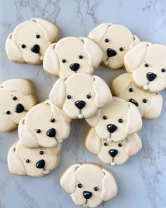 there are many cookies shaped like dogs on the table