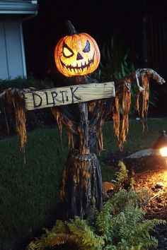 A scary jack-o'-lantern scarecrow in a garden lit up for Halloween decorations, perfect for easy outdoor Halloween setups. Outdoor Diy Ideas, Easy Outdoor Diy, Lantern Head, Spooky Halloween Decorations, Scary Halloween Decorations, Outdoor Diy