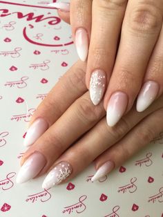 Maternity Pictures Nails, Nokti Za Zimu, Nude Xmas Nails, White Christmas Nails Almond, Winter Nails Silver, Snowflake Nails Simple, Pink Snowflake Nails, Nails With Snowflakes