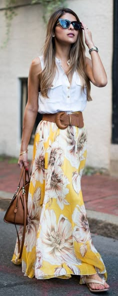 30 Days of Outfit Ideas: How to Wear a Maxi - Nada Manley - Fun with Fashion Over 40 Long Skirt Summer, Maxi Skirt Style, Maxi Skirt Outfits, Trendy Skirts, Spring Skirts, Skirt Maxi, Floral Maxi Skirt, Outfit Jeans, Long Skirts