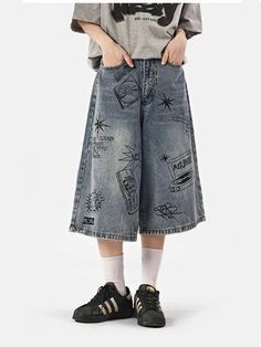 A model wearing the blue Y2K Women's Printed Washed Jorts in a gray background Jort Outfits, Outfits Jorts, Knee Length Jeans, Fun Graffiti, Y2k Outfit Ideas, Crop Pullover, Grunge Streetwear, Denim Patterns, Jeans Y2k