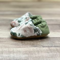 Spring Green Moccasins With Rubber Sole, Green Moccasins With Rubber Sole For Spring, Spring Gift Booties With Soft Sole, Casual Booties With Soft Sole As Gift, Handmade Moccasins, Baby Shoes Diy, Mode Rose, Reborn Nursery, Harry Potter Baby