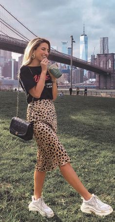 Anos 90 está voltando! Confira as 10 trendys que comprovam isto! 31 Fest Outfits, Silk Midi Skirt, Nyc Street Style, Balenciaga Sneakers, Leopard Print Skirt, Leopard Skirt, Fashion Blogger Style, Skirt Midi