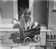 (Getty Images) Life as a royal child isn't all pomp and ceremony. Here's Princess Elizabeth playing with a doll in a toy pram on the grounds of the Royal Lodge in Windsor. Elizabeth Young, Prins Albert, Royal Lodge, Photos Rares, Wallis Simpson, Rainha Elizabeth Ii, Pram Toys, Walks In London, Reine Elizabeth