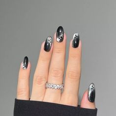 Velvet polish looks spectacular on its own but when it's artfully applied, it can take on an even spookier appeal. This dazzling manicure is a prime example. Spooky Manicure, Black And White Nail Designs, Drip Nails, Burgundy Nails, White Nail Designs, Lip Hair, Cat Nails