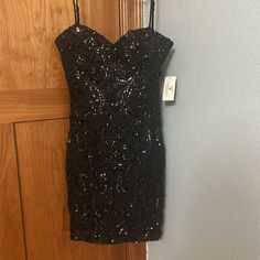 Never Worn, Windsor, Homecoming Dress Black Mini Dress With Sequins And Sweetheart Neckline, Black Mini Dress With Sequins And Fitted Bodice, Black Sweetheart Neckline Dress For Dinner, Black Sweetheart Neckline Dinner Dress, Windsor Dresses, Homecoming Dress, Windsor, Homecoming Dresses, Homecoming