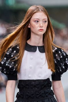 Chanel Spring 2020 Ready-to-Wear Collection - Vogue Chanel Blouse, Chanel Dress, Detail Photos, Chanel Spring, Chanel Paris, Contemporary Outfits, Fashion 2020, Vogue Paris, Luxury Vintage