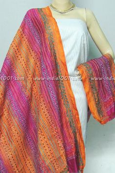 Pakistani Dresses Online, Hand Painted Dress, Kantha Embroidery, Embroidery On Kurtis, Simple Embroidery Designs, Kurti Embroidery Design, Hand Embroidery Tutorial, Kantha Work, Embroidery Saree