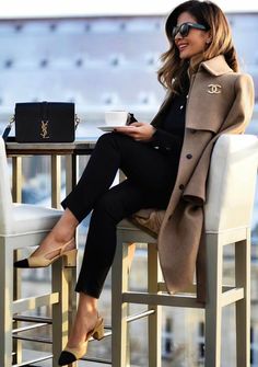 Love the Chanel pin and the black and beige. Oh and the YSL bag...oops missed it! Chanel Street Style, Mantel Outfit, Mode Chanel, Chique Outfits, How To Look Rich, Winter Trends, Business Outfits