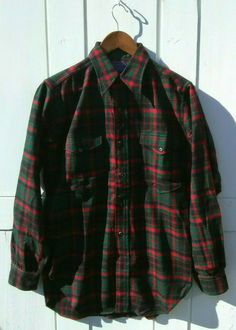 PENDELTON CLASSIC PLAID BUTTON UP SHIRT EXCELLENT CONDITION SMALL DEFECT BELOW POCKET Classic Plaid Shirt With Buttons, Plaid Shirt With Spread Collar And Placket, Fitted Plaid Flannel Shirt With Spread Collar, Classic Plaid Shirt With Placket, Fitted Plaid Flannel Shirt With Button Closure, Classic Fitted Flannel Shirt With Button Closure, Plaid Flannel Work Shirt With Button Closure, Classic Flannel Button-up Shirt, Classic Fitted Flannel Shirt For Fall