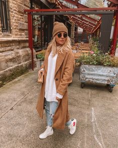 Crewneck Winter Outfit, Masc Lounge Outfit, Hip Mom Outfits, Hoodie And Vest Outfit, Boho Winter Fashion, Texas Outfits, Romper Outfits, Mantel Outfit, Mom Outfit