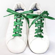 These green glittery laces will spruce up your sneakers, derbies, boots and even your flip-flops if you want 🤔 #nojudgementzone Their length is ideal for city sneakers such as Stan Smith, Gazelle, Golden Goose, Air Force 1, Veja, Victoria, low Converse... Length: 115cm Width: 1cm Material: Lurex Green color Care advice: Washable at 30 degrees by machine or by hand Packaging: Sold in pairs and wrapped around recycled cardboard packaging 📬 Estimated delivery time in France 1-3 days - Sent via La Low Converse, City Sneakers, Backpack Lunch Bag, Modern Disney, Shoe Insoles, Green Glitter, Shoe Charms, Jogger Jeans, Disney Style