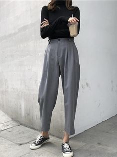 Suéter preto de gola alta com manga, calça de alfaiataria cinza clochard, tênis preto com tênis Celana Jogger Wanita, Winter Trends, Fashion Streetwear, Looks Vintage, Casual Outfit