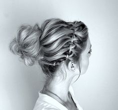 Sweethearts Hair Design, Messy Bun With Braid, Fishtail Braid Hairstyles, Pull Through Braid, Waterfall Braid, Cool Braids, Trending Hairstyles, Hair Dos, Messy Bun