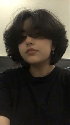 Tomboy Ondulado, Short Fluffy Haircuts For Round Faces, Short Fluffy Hair Girl, Short Fluffy Haircuts, Fluffy Haircuts, Fluffy Short Hair, Short Fluffy Hair, Non Binary Haircuts, Fete Emo