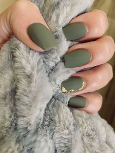 Green Nails Acrylic Matte, Green And Yellow Gel Nails, Matte Olive Green Nails With Gold, Autumn Nails Olive Green, Olive Green Matte Nails Design, Matte Green Fall Nails, Olive Green Wedding Nails, Olive Green Toe Nails, Olive And Gold Nails