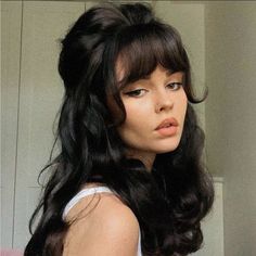 80s Hairstyles For Long Hair, Vampire Hair, 50s Hairstyles, Goth Hair, Photographie Portrait Inspiration, Peinados Fáciles Para Cabello Corto