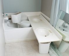 a bathroom with a sink, toilet and bathtub in it's corner area