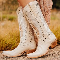 Style Cowgirl Boots, Cow Girl Boots, Cute Cowgirl Boots, Girl Boots, Handcrafted Boots, Accessory Ideas, Spot Lights, Beige Heels, Leather Western Boots