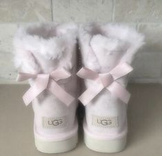 Pink Uggs With Bows, Uggs Pink, Uggs With Bows, Pink Uggs, Winter Princess, Trendy Outfit Ideas, Pink Xmas