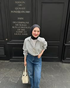 Kemeja Outfit Hijab, Stripes Outfit Hijab, Elegant Outfit Hijab, Ootd Kampus Hijab, Outfit Jeans Hijab, Simple Outfits Hijab, Jeans Outfit Hijab, Outfit Hijab Simple