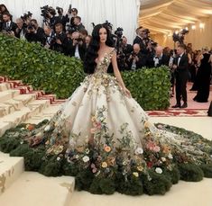 met gala celebrity the garden of time fashion outfits style ball actress actor singer musician new york nyc lifestyle rich boujee influencers fashion statement Katy Perry Dress, Best Met Gala Looks, Meet Gala, Gala Outfits, Met Gala Outfits, Gala Looks, Met Gala Dresses, Gala Outfit, Gala Fashion