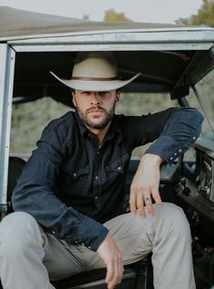 This premium Western shirt is constructed with triple needle stitching for toughness and has a classic, loose cut for riding and outdoor activity. It’s made from 100% cotton poplin that hangs well while keeping its shape and only gets better with age. Cowboy Pictures Men, Guys Posing, Mens Western Style, Cowboy Men, Western Photoshoot, Yee Yee, Cowgirl Wedding, Trending Hats, Cowboy Pictures