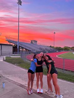 Track Medals Aesthetic, Cute Track Pictures, Track Asthetic Picture, Aesthetic Cross Country, Summer Running Aesthetic, Track Girl Aesthetic, Track And Field Photography, Running Motivation Aesthetic, Student Athlete Aesthetic