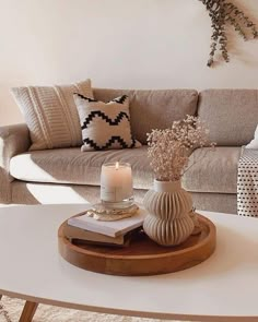 Coffee Table Arrangements, Coffee Table Centerpieces, Table Decor Living Room, Interior Vintage, Cool Coffee Tables, Decoration Inspiration, Coffee Table Design, Home Design Decor, Living Room Coffee Table