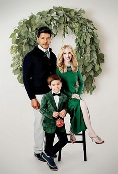 Christmas Photography Family, Christmas Outfit Inspiration, Christmas Poses, Photo Backdrop Christmas, Holiday Portraits, Xmas Photos