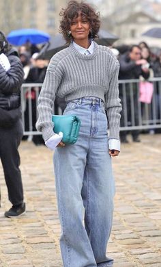 Office Drinks Outfit, Denim On Denim Street Style, Spring Fashion 2025, Cold Weather Brunch Outfit, Oversized Jeans Outfit, Simple Streetwear, Fashion Gone Rouge, Denim Street Style, Fashion Outfit Ideas