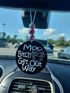 Funny Car Charms, Cow Car Decor, Diy Car Mirror Hangers Ideas, Mirror Hangers For Cars, Diy Car Charms Rear View Mirror, Review Mirror Car Decorations, Rearview Mirror Decoration Diy, Diy Car Mirror Hangers