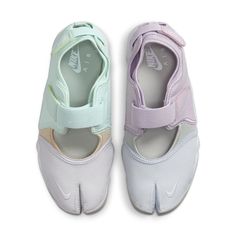 DV2926-300 Nike Air Rift, Purple Sandals, Velcro Shoes, Closed Toe Heels, 2024 Outfits, Blue Sandals, Sport Sandals, Sports Footwear, Mary Jane Sneaker