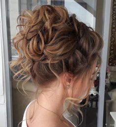 Messy Curly Bun, Curly Bun Hairstyles, Easy Updo Hairstyles, Messy Updo, Curly Hair Updo, Updo Hairstyles, Long Curly Hair, Long Curly