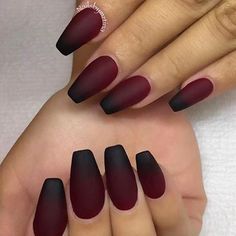 TOP 15 Élégants Ongles Amande Noir et Rouge Motifs Carrés Nail Maroon, Matte Maroon Nails, Maroon Nail Designs, Ombre Nail Art Designs, Matte Nail Art, Unghie Sfumate, Thanksgiving Nail Art, Burgundy Background, Maroon Nails