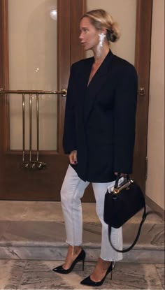 Evening Blazer Outfit, White Pants Outfit Night Out, Classic Glam Outfits, Classic Blazer Outfits For Women, Malibu California Outfits, Art Event Outfit, Hermes Loafers Women Outfit, Spring Evening Outfits Night Casual, White Jeans Party Outfit