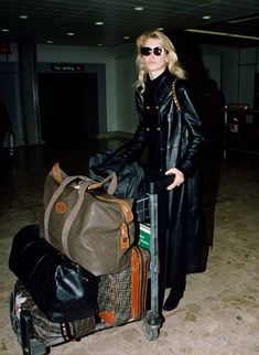 Airport Paparazzi, Celebrity Airport Style, Louis Vuitton Travel Bags, Louis Vuitton Travel, Runway Fashion Couture, Ivy League Style, 90s Model, Claudia Schiffer, Kendall Jenner Style