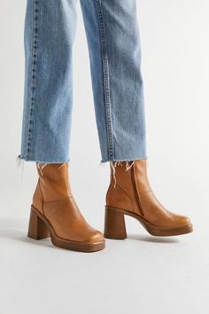 Steve Madden Fall Shoes, Fantsie Boots Outfit, Brown Boots Leather, Brown Tan Boots Outfits, Brown Boots 2023, Steve Madden Fantsie Boots, Tan Platform Boots