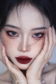 Lipstick Makeup Looks, Anime Makeup Ideas, Red Lipstick Makeup Looks, Feminine Makeup, Vampy Makeup, Sultry Makeup, Anime Eye Makeup