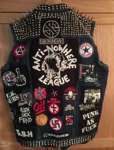 Back Patches For Jackets Punk, Back Of Battle Jacket, Diy Punk Jacket Ideas, Battle Vest Punk, Punk Jacket Patches, Punk Jacket Ideas, Punk Patch Jacket, Battle Jacket Ideas