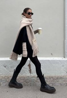 Walking Around Town Outfit, Day Off Outfit Winter, Paris Cold Outfit, Prague Style Outfits, Oslo Fashion Winter, Outfits For Fashion Show Event, Warm City Outfits, Cold Paris Outfit, Very Cold Day Outfit